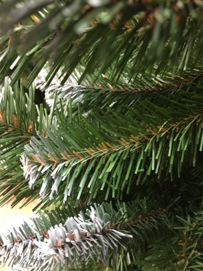 Ветка искусственной елки
