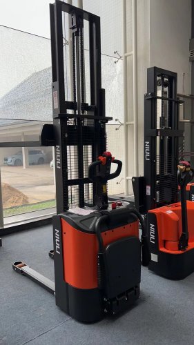 Штабелер електричний самохідний 1,5т/3,6м 2*12В/106Ah з площ. оператора, довж. вил-1150мм