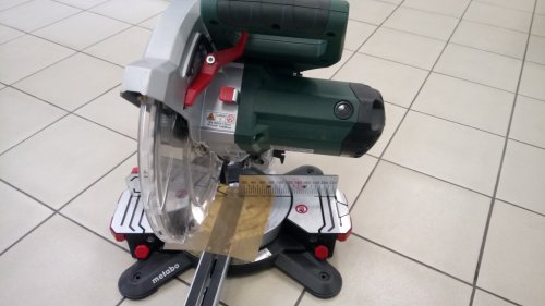 Торцовочная пила Metabo KGS 305 M