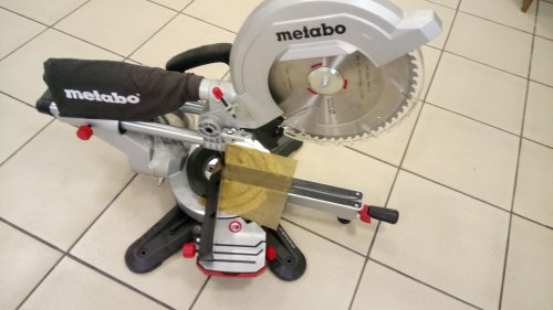 Торцовочная пила Metabo KGS 305 M