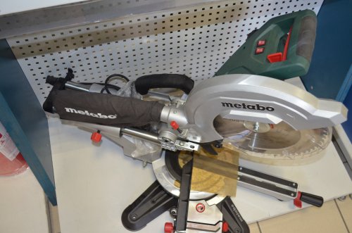 Торцовочная пила Metabo KGS 305 M