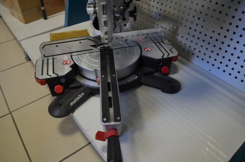 Торцовочная пила Metabo KGS 305 M