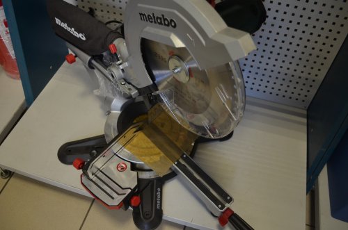 Торцовочная пила Metabo KGS 305 M