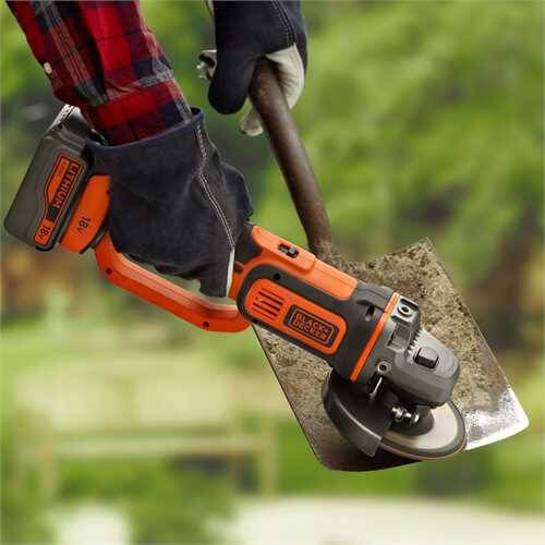 Аккумуляторная болгарка Black&Decker BCG720M1