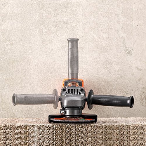 Аккумуляторная болгарка Black&Decker BCG720M1