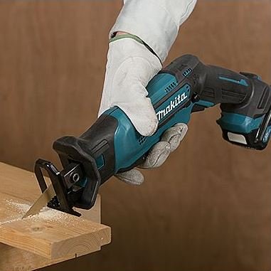 Аккумуляторная сабельная пила Makita JR105DWAE