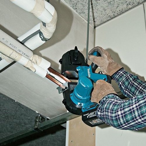 Аккумуляторная ленточная пила Makita DPB181RFE