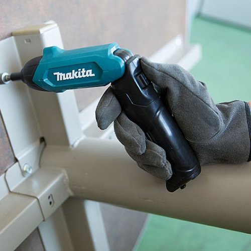 Шуруповерт аккумуляторный Makita DF001DW
