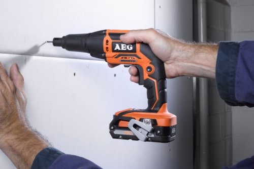 Шуруповерт аккумуляторный AEG BTS18BLLI-202B