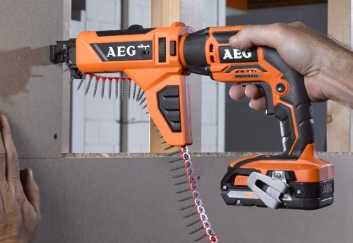 Шуруповерт аккумуляторный AEG BTS18BLLI-202B