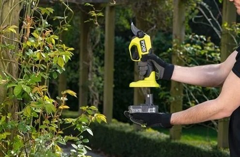 Секатор аккумуляторный Ryobi ONE+ RY18SCXA-0