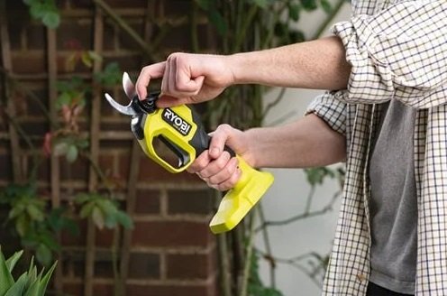 Секатор аккумуляторный Ryobi ONE+ RY18SCXA-0