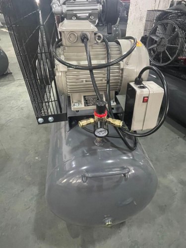 Поршневой компрессор MAST VA90/200L 400