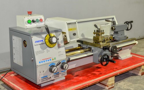 Станок токарно-винторезный Turner 250x700GN