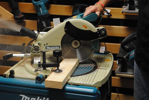 Торцовочная пила MAKITA LF1000