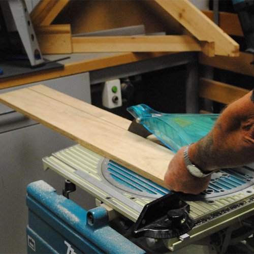 Торцовочная пила MAKITA LF1000